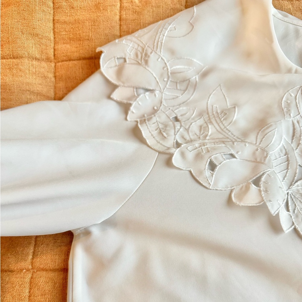 Vintage White Like New Embroidered Collar Peter Pan Long Sleeve Blouse - Picture 6 of 16